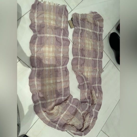 Authentic Burberry scarf new with tags - Picture 1 of 4